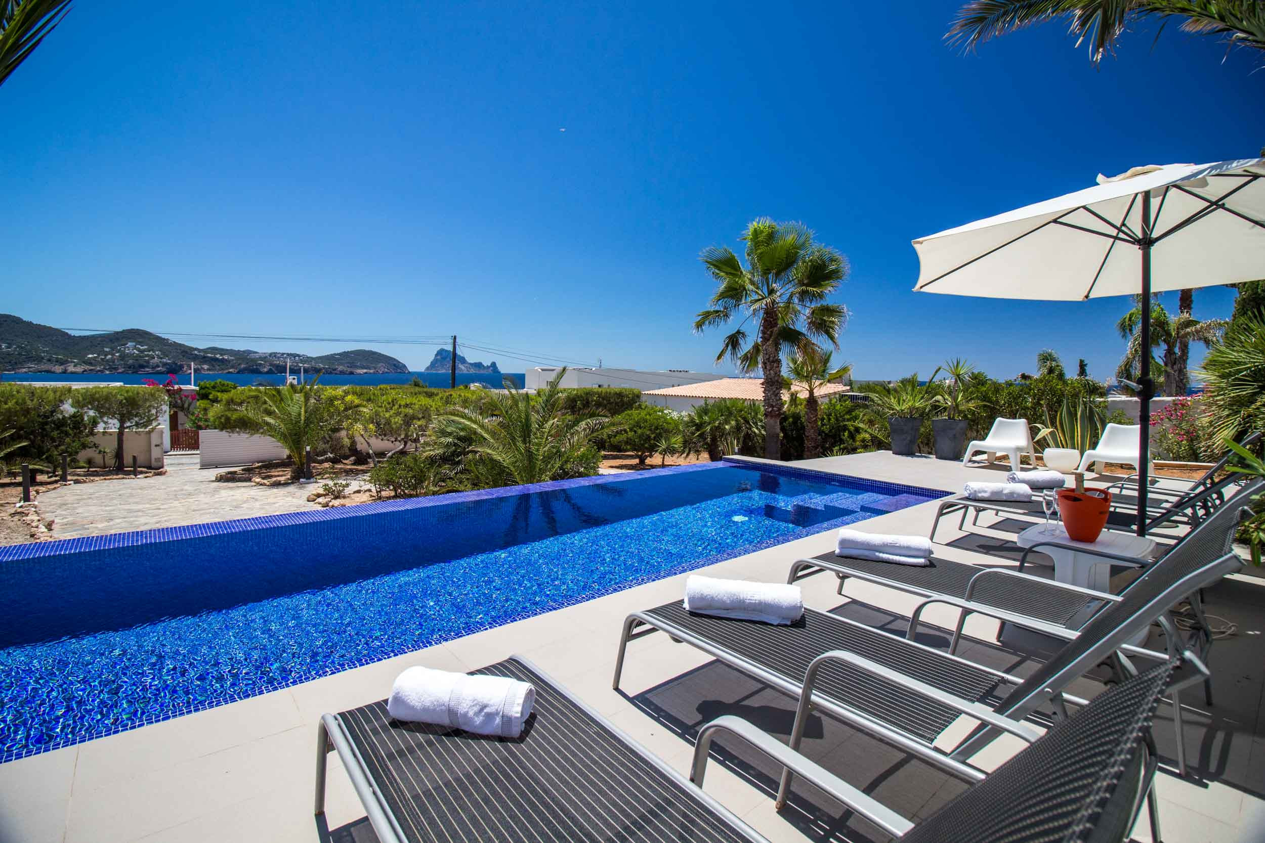 Vue depuis la piscine de la villa Arola à Ibiza