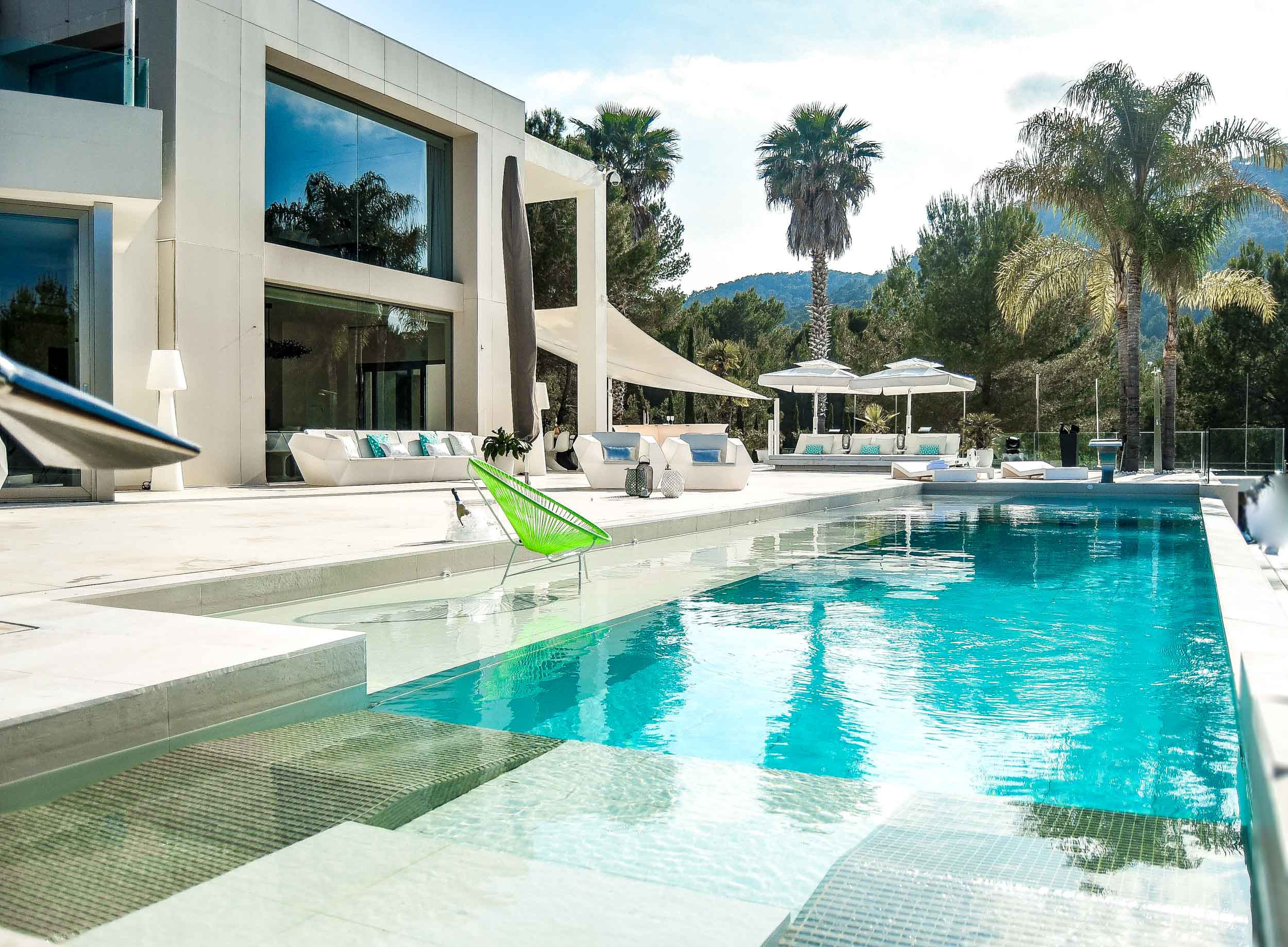 Extérieur spectaculaire de la Villa Sa Claror avec son design moderne et son environnement naturel.