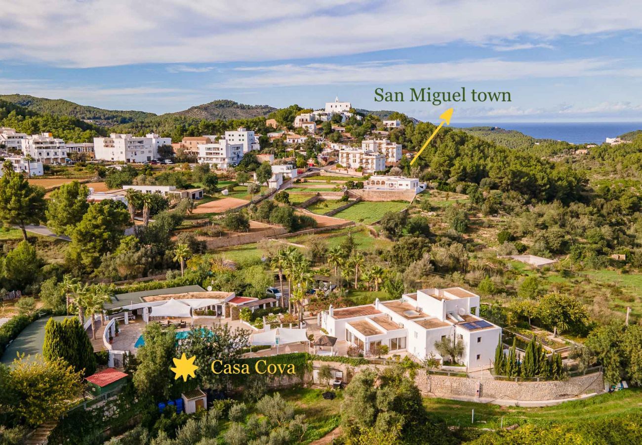 villa Cova est située dans la région de Sant Miquel, dans une zone très calme entourée d'un paysage très paisible et accueillant