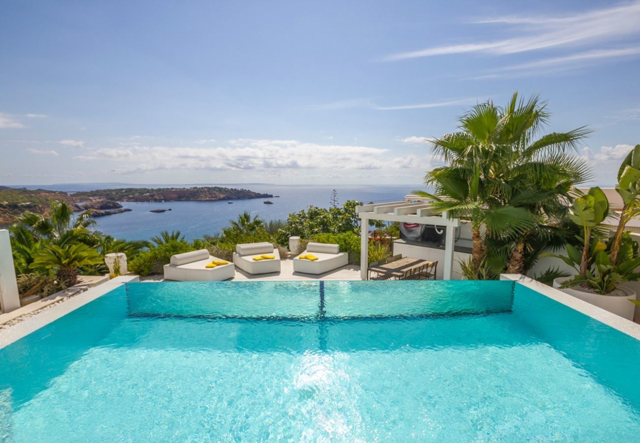 Vues depuis la piscine spectaculaire de la villa Bora à Ibiza