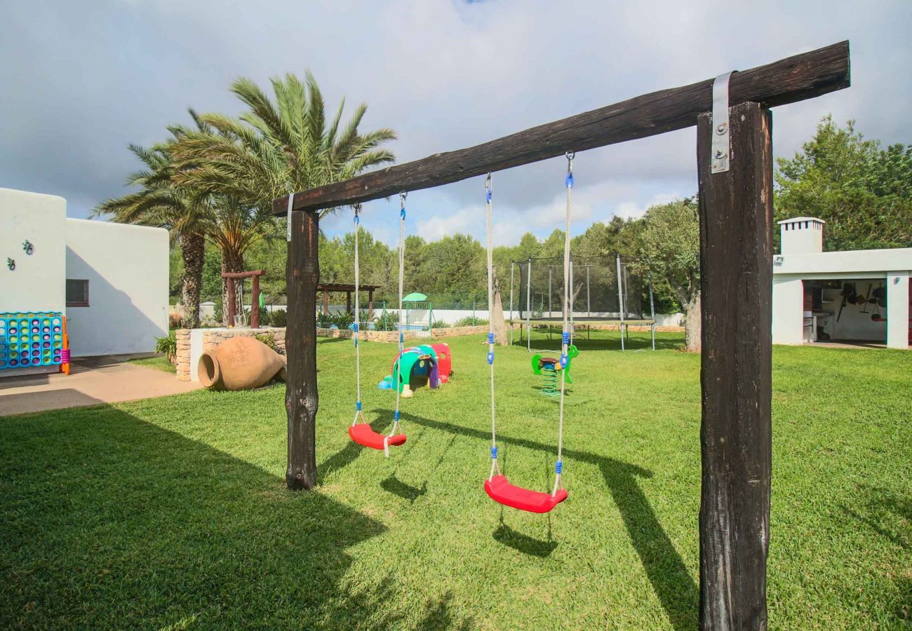 à la Casa Gertrudis, vous trouverez plusieurs balançoires pour enfants dans le jardin.