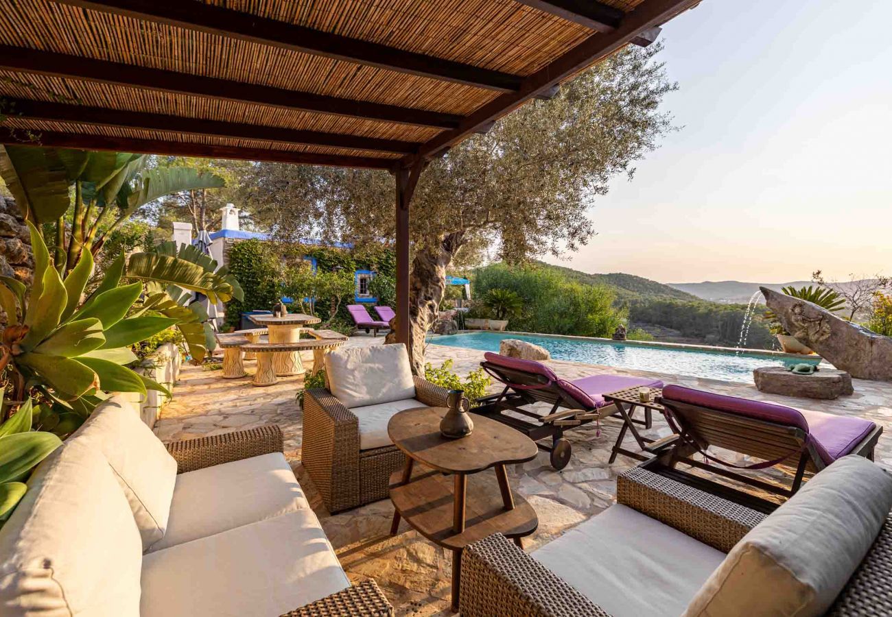 Terrasse d'Ibiza avec piscine privée à Can Torrent Ibiza