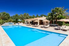 Can Cama offers a large private swimming pool, surrounded by umbrellas and sun loungers for about 15 people.