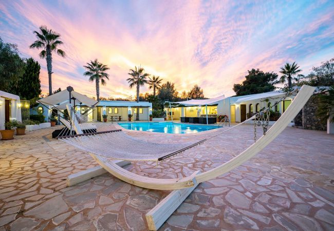 A hammock to find the ideal place to relax by the private pool of Casa Cova.