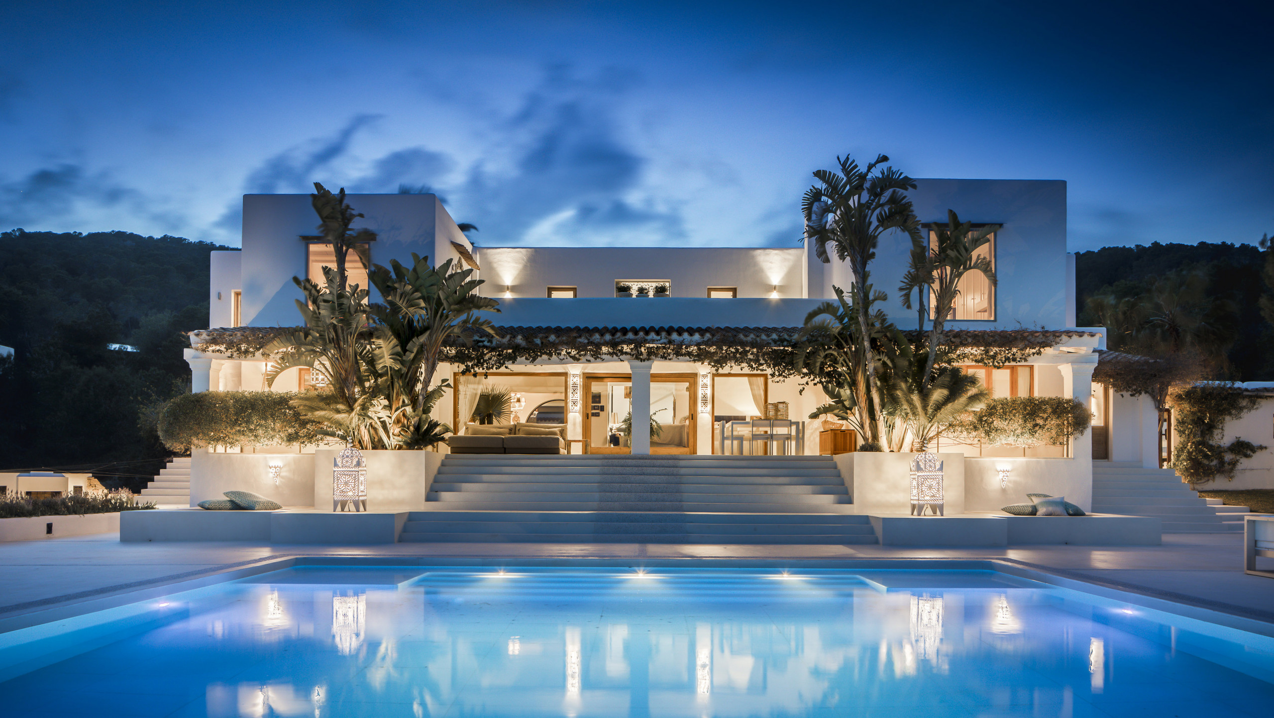 View of the pool and Villa Everland at night.