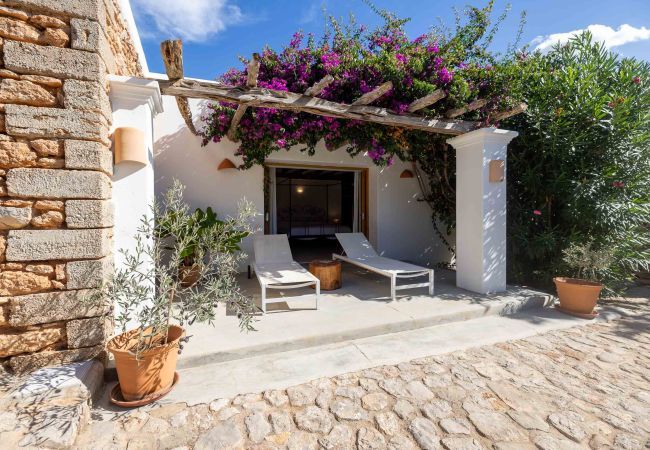 Cottage in San Carlos/ Sant Carles de Peralta - CAN WHITE