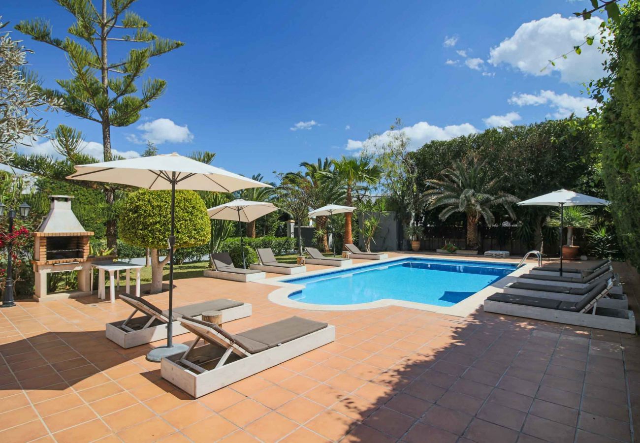 Private swimming pool with the villa Wicker, ideal for a holiday in Ibiza