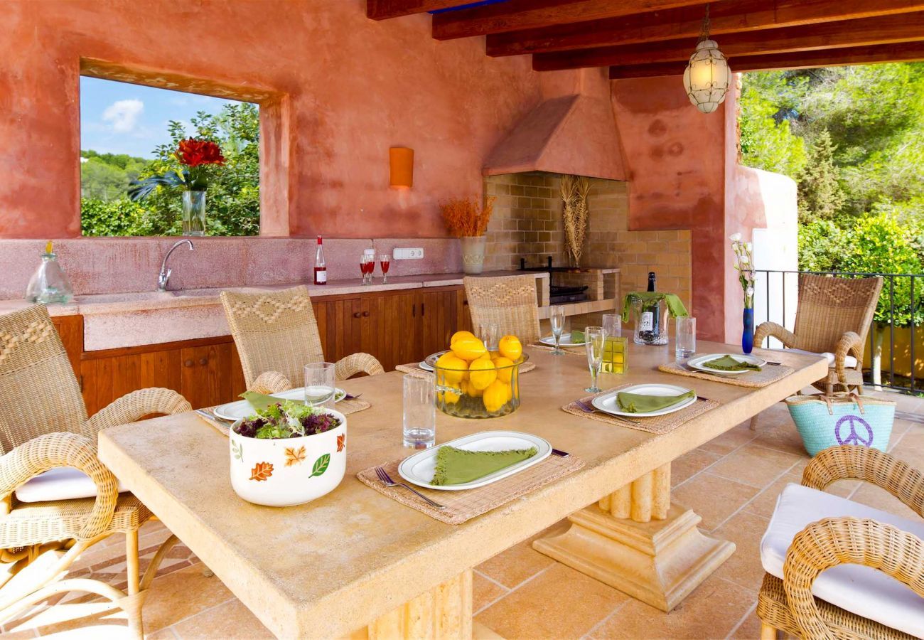 the covered terrace area is big enough for all the guests of the villa