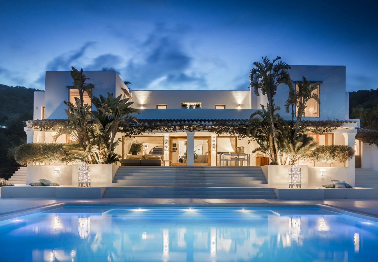 View of the pool and Villa Everland at night.