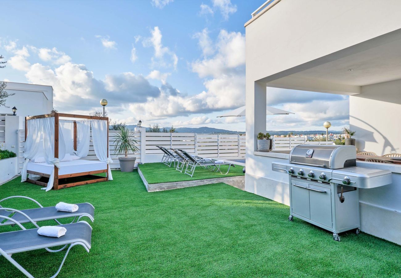 Barbecue area with breathtaking views at Villa Romeo in Ibiza