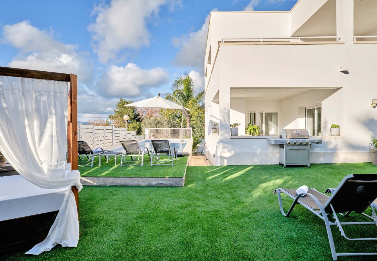 Spectacular private garden for sunbathing at Villa Romeo in Ibiza