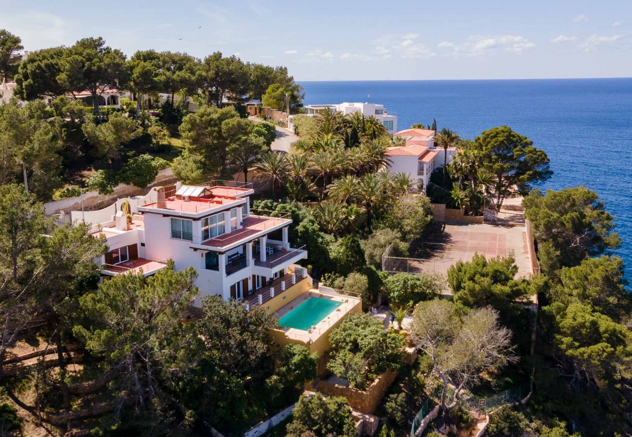 Aerial view of the Villa Cala Vera, with the sea in the background.