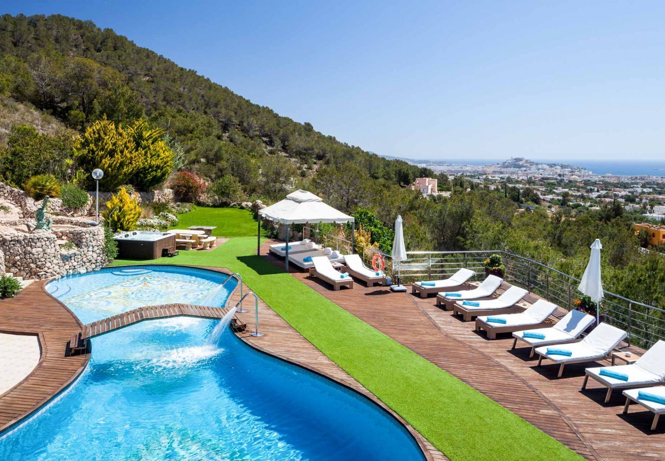 The surroundings of the villa Fontaluxe in Ibiza are perfect for relaxation.