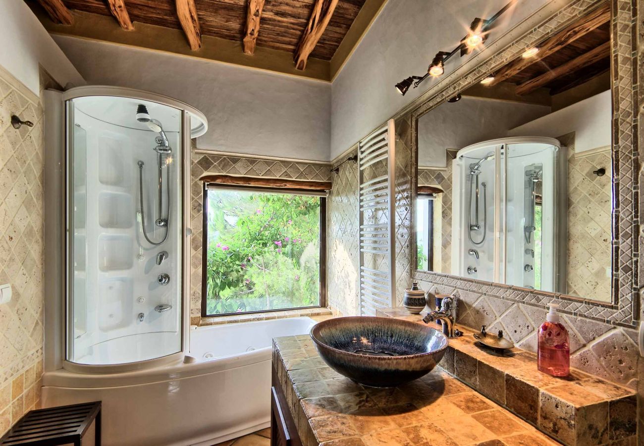 Bathroom of the holiday villa San Miguel, with hydro-massage shower