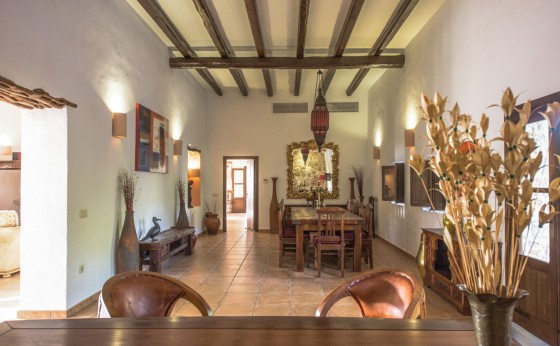 Salón principal de Villa Eternity con encanto rústico – Eivillas