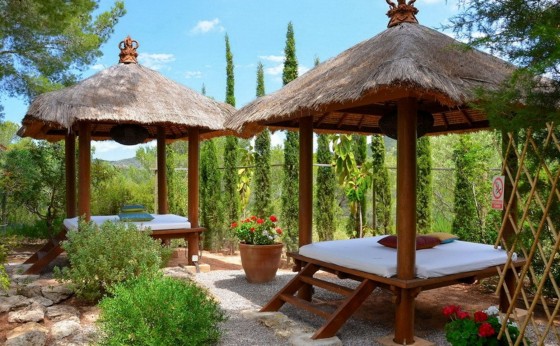 Camas chill-out en el jardín de Villa Eternity – Eivillas