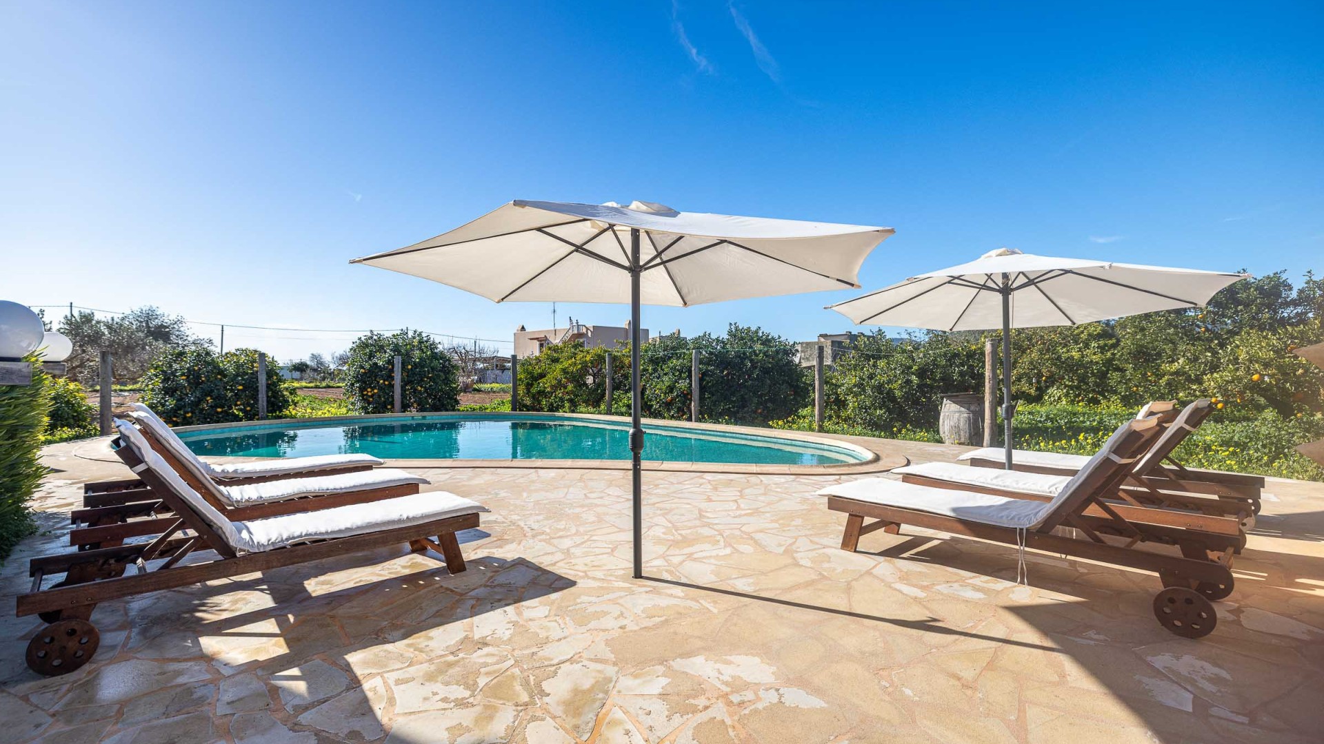 Privater Pool der Villa Musset inmitten der Natur – Eivillas