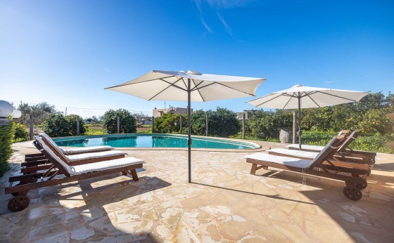 Privater Pool der Villa Musset inmitten der Natur – Eivillas