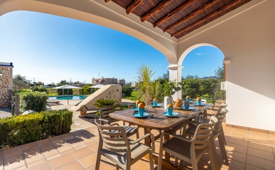 Essbereich im Freien bei der Villa Musset mit Gartenblick – Eivillas