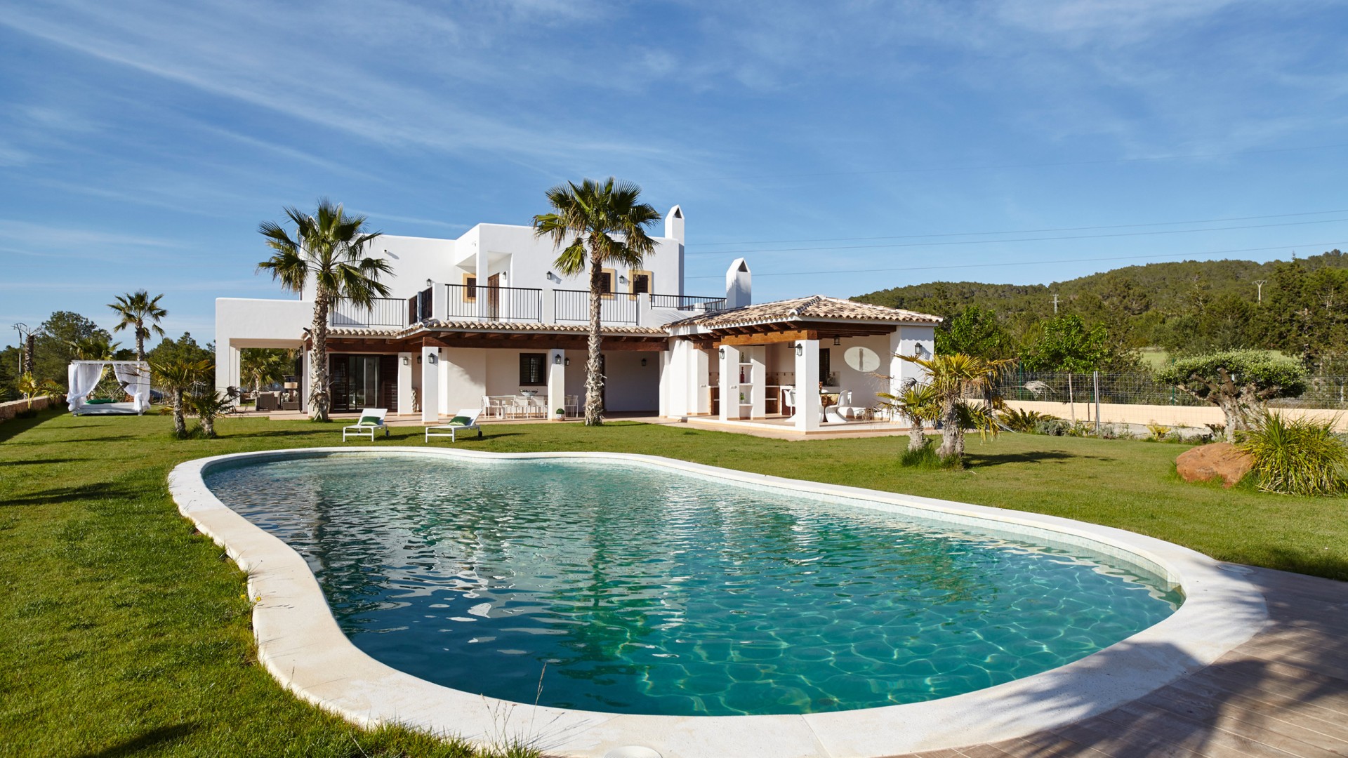 Piscina infinita con espectacular villa de fondo en Benimussa | Eivillas
