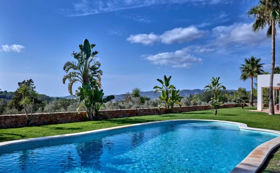 Hermosa piscina rodeada de exuberantes jardines en Villa Muca | Eivillas