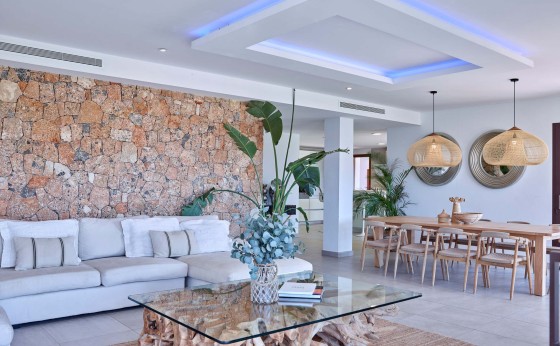 Amplio y luminoso salón-comedor con decoración elegante | Eivillas