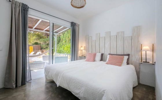 Dormitorio grande con acceso al jardín