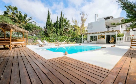 Piscina con tumbonas y vista al jardín