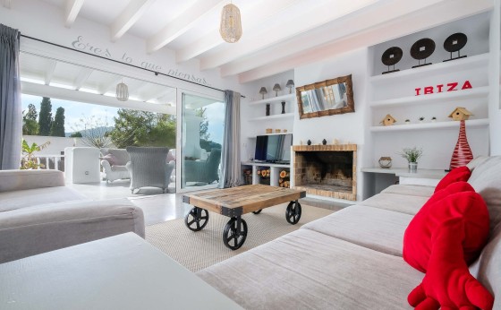 Acogedor salón con chimenea