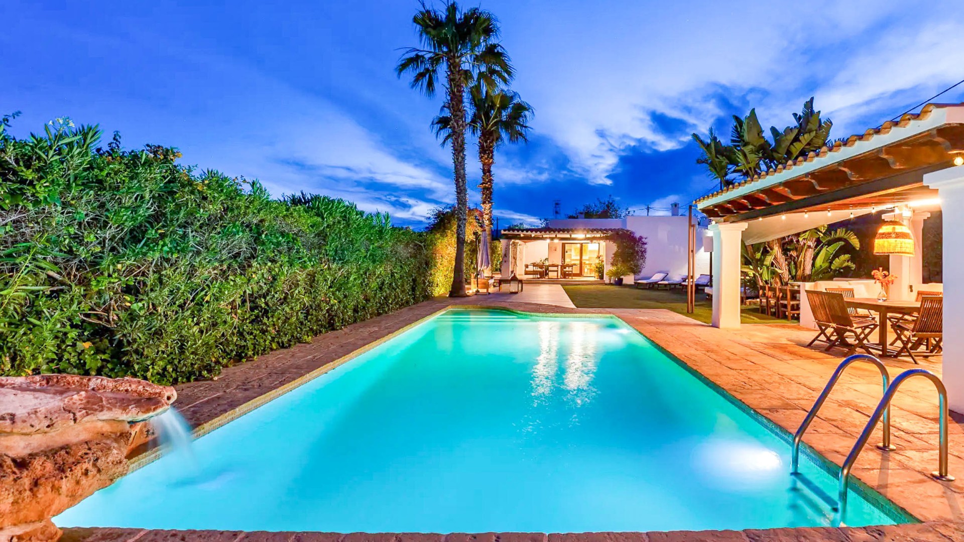 Piscina de Villa Verde con zona de relax – Eivillas