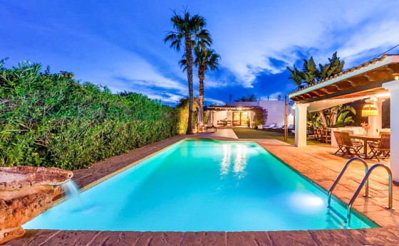 Piscina de Villa Verde con zona de relax – Eivillas