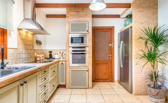 Cocina rústica y acogedora en Villa Verde – Eivillas