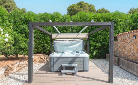 Jacuzzi privado con vistas a la montaña en Casa Petit