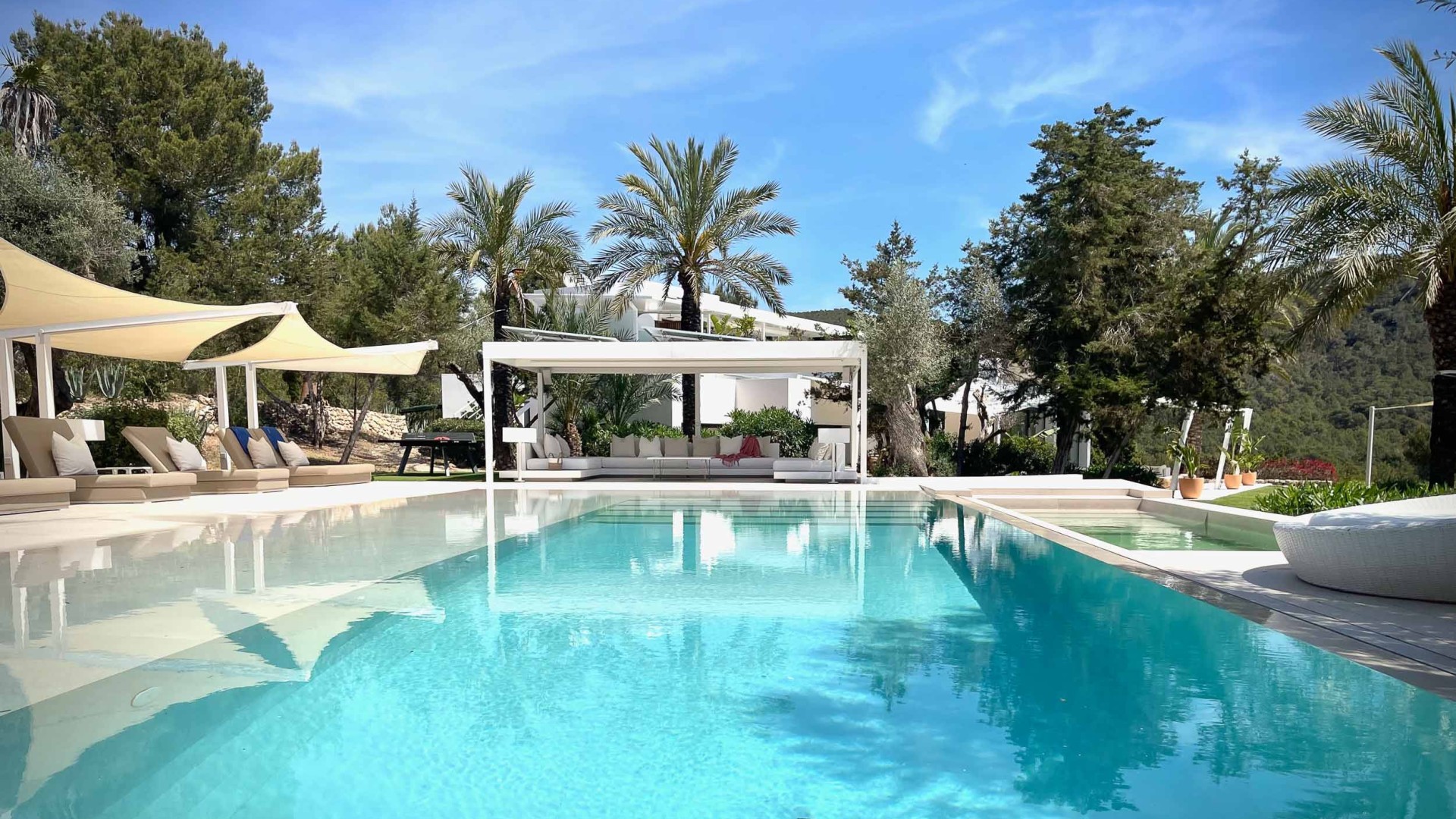 Piscina con auténticas zonas de relax en Villa Dreamland – Eivillas