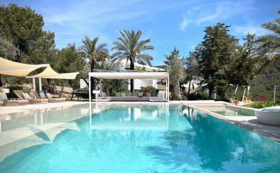 Piscina con auténticas zonas de relax en Villa Dreamland – Eivillas