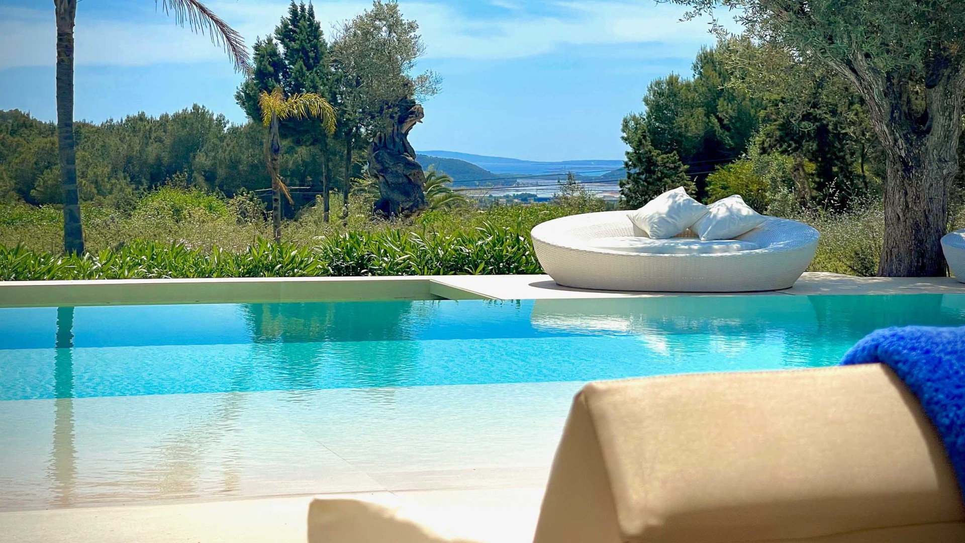 Piscina privada con vistas a las Salinas