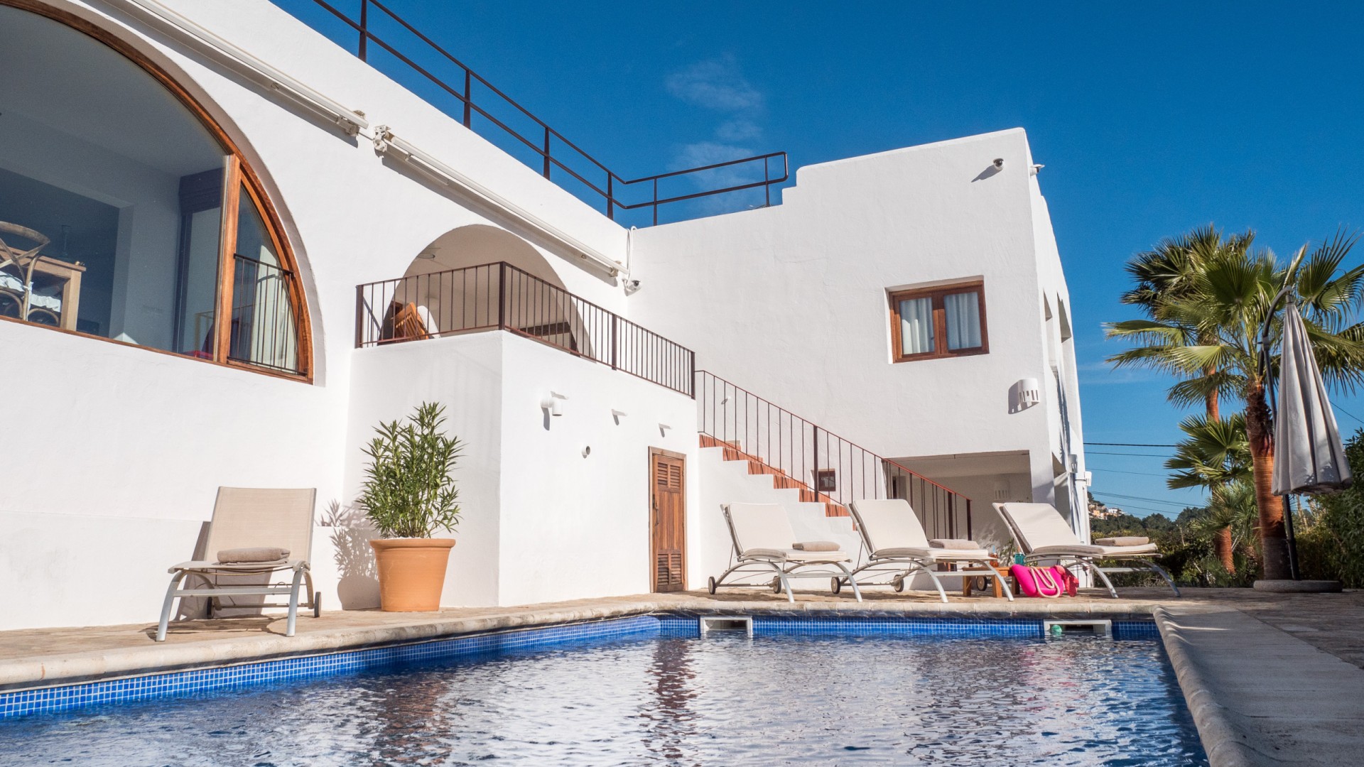 Piscina y zona exterior