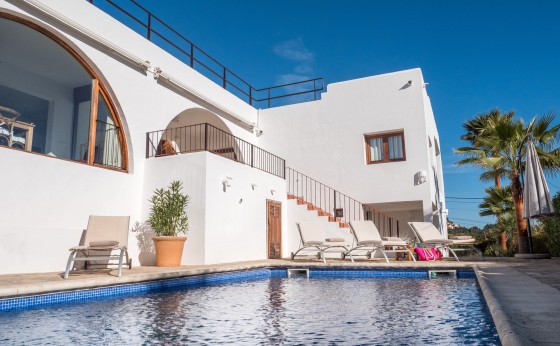 Piscina y zona exterior