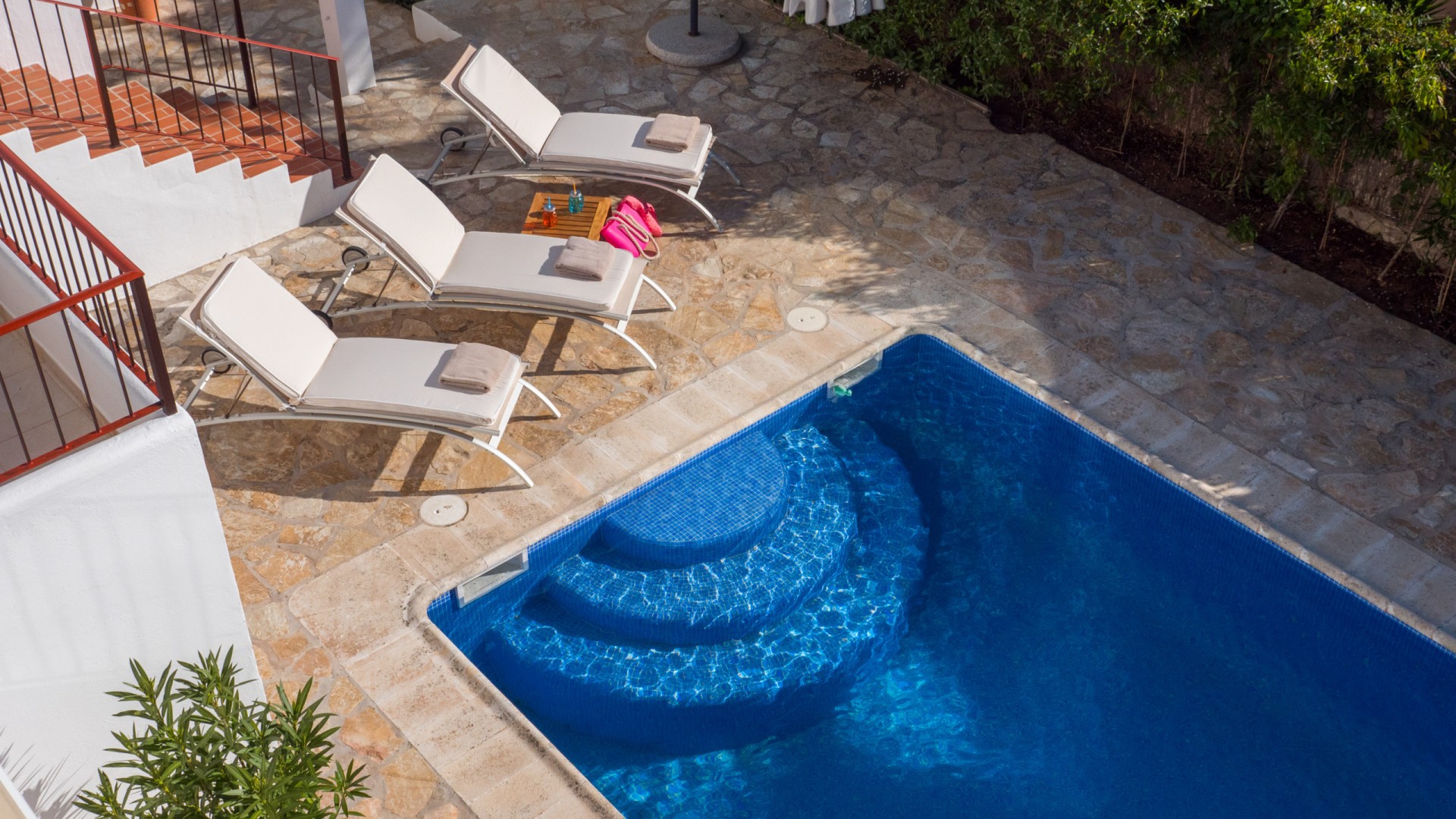 Piscina y jardín