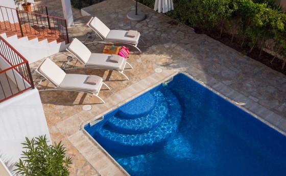 Piscina y jardín