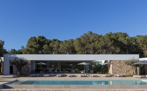 Can Rafalet porche y zona piscina