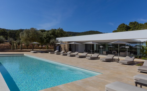 Can Rafalet porche y zona piscina