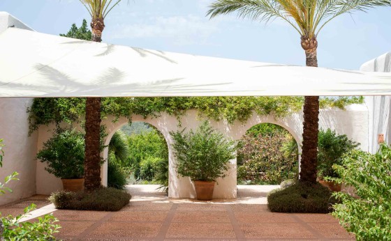 Casa la Vista covered courtyard between two houses