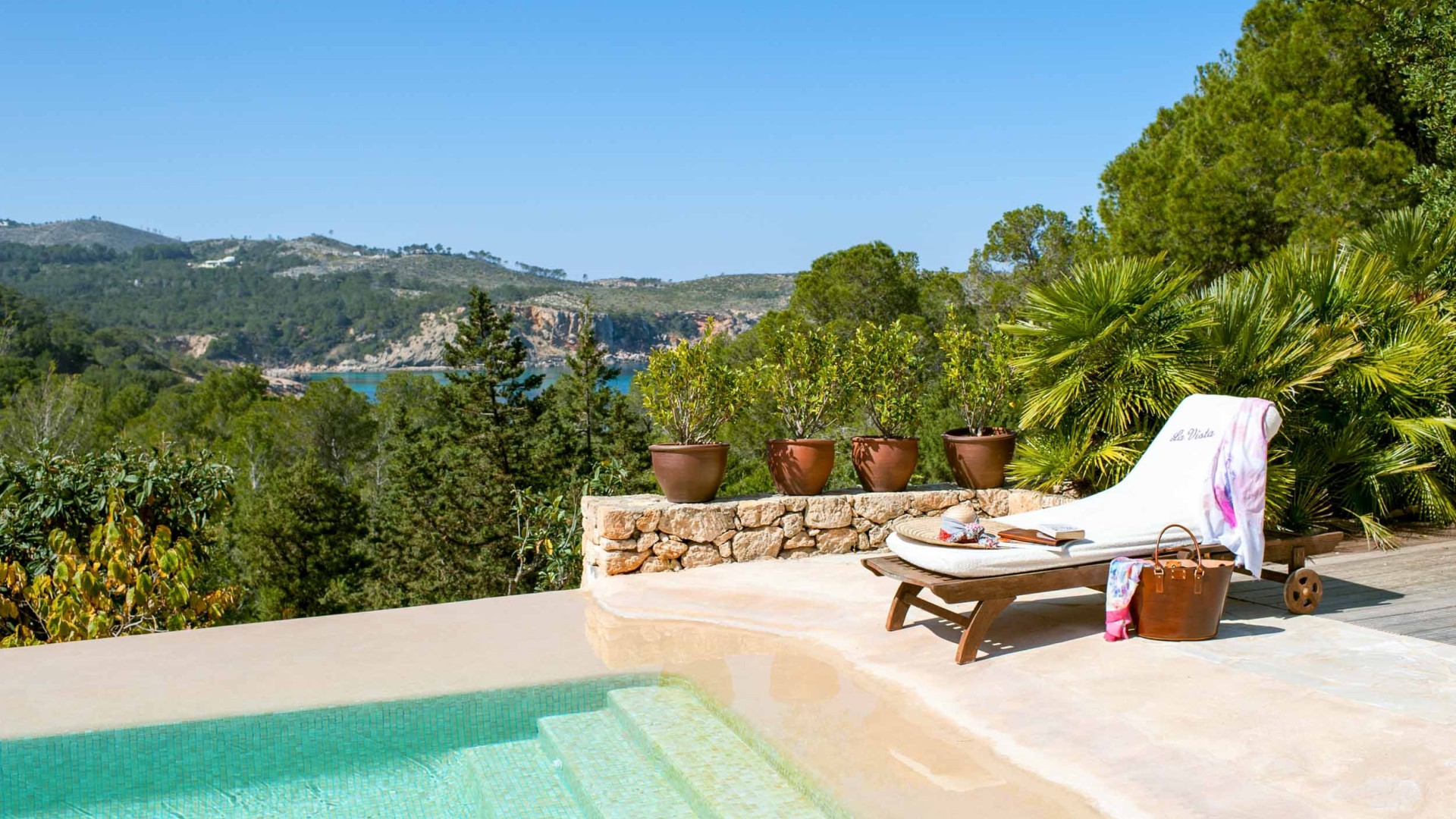Casa la Vista poolside