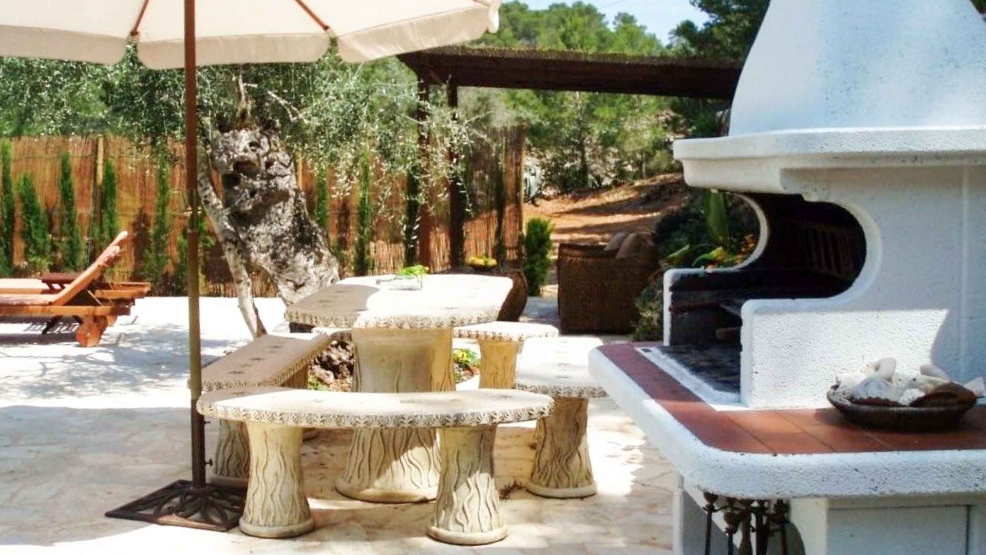 Outdoor-Gourmetbereich in Can Torrent: Terrasse mit Grill und idyllischer Aussicht.