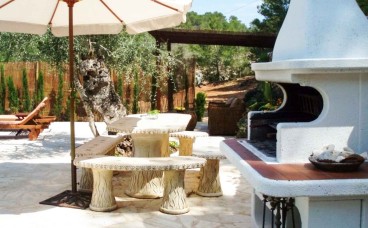 Outdoor-Gourmetbereich in Can Torrent: Terrasse mit Grill und idyllischer Aussicht.