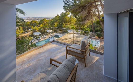 20250806155657000000_MasterBalcony2