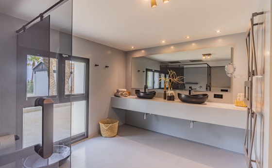 20250806155819000000_Bathrooms3