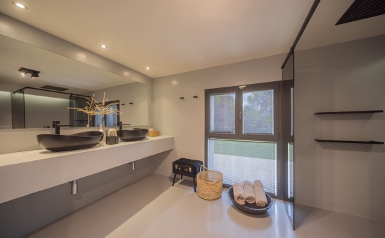 20250806155818000000_Bathrooms1