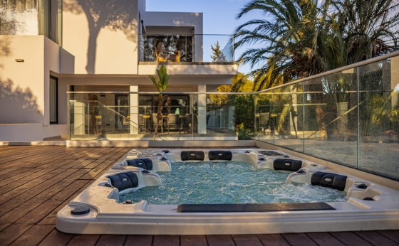 20250806155935000000_Jacuzzi2